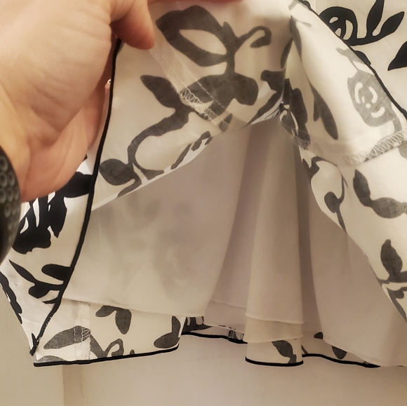 Black and white skirt - Picture 3 of 3